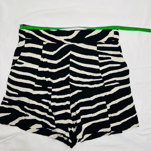 H & M Shorts Size 6 - Picture 4 of 5